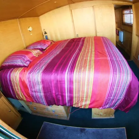 Péniche Poompui Hotel en barco Aigues-Mortes